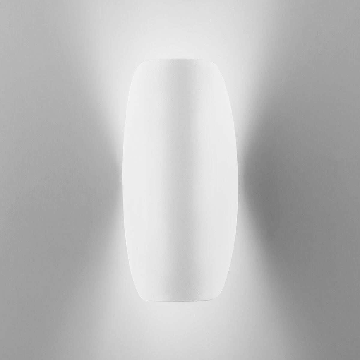 фото уличный настенный светодиодный светильник elektrostandard taco 1632 techno led белый a052619 | 220svet.ru