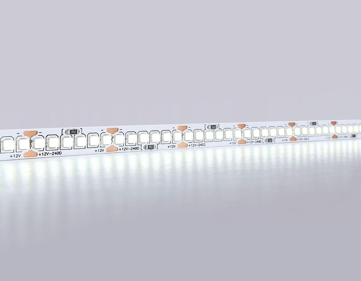 фото светодиодная лента холодный белый ambrella light 19,2w/m 240led/m 2835smd 6500к 5m gs1503 | 220svet.ru